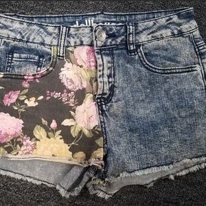 Dollhouse jean shorts 🌸 Super cute Sz 4!
